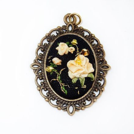 Broderte smykke fra YAde 28x35 mm - 741002 Broderte smykke fra YAde 28x35 mm - 741002