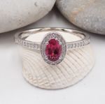 Diamantring i hvitt gull 14 kt med 0,14 ct W-Si & rosa rhodolitt - bur573224rh