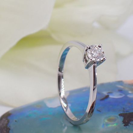 Diamantring i hvitt gull med 0,10 ct W-Si - COC0106750 Diamantring i hvitt gull med 0,10 ct W-Si - COC0106750