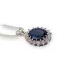 Diamantsmykke rosett i gull med 0,08 ct W-Si og sort safir - 27230