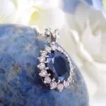 Diamantsmykke rosett i gull med 0,08 ct W-Si og sort safir - 27230