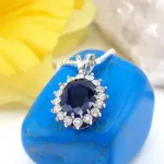 Diamantsmykke rosett i gull med 0,08 ct W-Si og sort safir - 27230