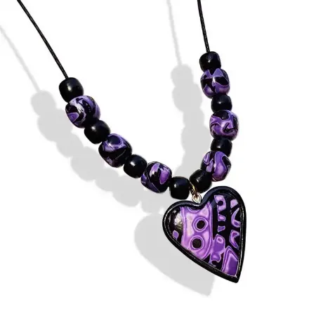 Collier med hjerte Hidden Magic, lilla&svart mønster, håndlaget - 240848 Collier med hjerte Hidden Magic, lilla&svart mønster, håndlaget - 240848