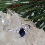 Diamantring i hvitt gull 14 kt med 0,14 ct W-Si & safir - bur573194