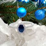 Diamantring i hvitt gull 14 kt med 0,14 ct W-Si & safir - bur573194