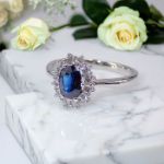 Halo diamantring i hvitt gull 14 kt med 0,36 ct W-Si & safir - 573001