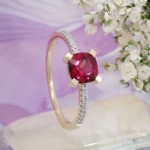 Diamantring i gult gull 14 kt med 0,07 ct W-Si & rosa rhodolitt - bur573235