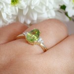 Diamantring i gult gull 14 kt med 0,05 ct W-Si & peridot - bur573262