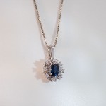 Diamantsmykke i gull med 0,12 ct TW-Si & safir - bur272050