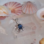 Diamantsmykke i gull med 0,12 ct TW-Si & safir - bur272050