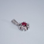 Diamantsmykke i gull med 0,12 ct TW-Si & rubin - bur272050rubin