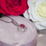 Diamantsmykke i gull med 0,12 ct TW-Si & rubin - bur272050rubin