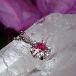Diamantsmykke i gull med 0,12 ct TW-Si & rubin - bur272050rubin