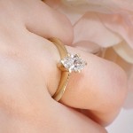 Forlovelsesring Gaia med Oval Lab Grown diamant i 0.71 ct og River (D) - VS1 - LG071gg