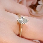 Forlovelsesring Gaia med Oval Lab Grown diamant i 0.71 ct og River (D) - VS1 - LG071gg