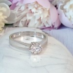 Forlovelsesring Margrete med Oval Lab Grown diamant i 0,50 ct og River (D) -VS1 - LAB1611650RVHV