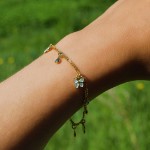 Armbånd Figaro  i forgylt sølv med hvite sommerfugler og dråper