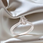 Forlovelsesring med Oval Lab Grown diamant i 0.72 ct og River (D) -VS1 - LG072HG