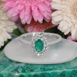 Diamantring i hvitt gull 14kt med Smaragd og 0,24 ct W-Si - bur573236