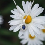 Diamantsmykke Rosett med 0,14ct WSI og safir i hvitt gull 14 kt - 27224