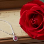 Diamantsmykke rosett i gull med 0,034 ct W-Si og rubin - 27228