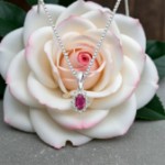Diamantsmykke rosett i gull med 0,034 ct W-Si og rubin - 27228