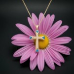 Gullsmykke Kors i 14K gult gull med hvite og blå zirkonia - 27531