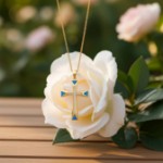 Gullsmykke Kors i 14K gult gull med hvite og blå zirkonia - 27531