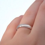 Giftering i platina 950, 4 mm. RUBIN modell 167 - 1040