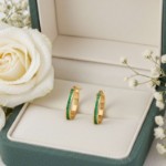 Gulløredobber i 14 kt med grønn CZ - 47680