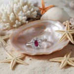 Diamantring i gull 0,12 ct W-SI og rubin-5702860