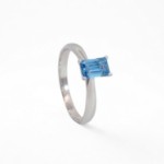 Forlovelesring med Emerald cut blå Lab Grown diamant 0,79ct VVS2. Leticia - LG725510239