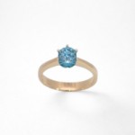 Forlovelesring i gult gull14kt med blå  Lab Grown diamant 0,68ct VVS2. Leticia - LG628442823