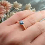 Forlovelesring i gult gull14kt med blå  Lab Grown diamant 0,68ct VVS2. Leticia - LG628442823