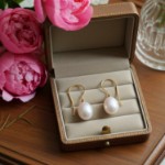 Øredobber i gult gull 14kt med ferskvannperler - Bur711254