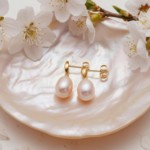 Øredobber i gult gull 14kt med ferskvannperler - Bur711148