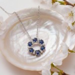 Diamantsmykke Sirkel med 0,02 ct WSI og safir i hvitt gull 14 kt - 27519