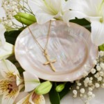 Kors i gull 14kt med 0,01ct W-P - Bur310714