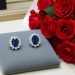 Diamantøredobber i gull 14 kt med 0,15 ct W-SI og safir - BUR760015