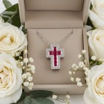 Kors i 18kt gull med 0,07ct W-Si og rubin med gull kjede - 295018