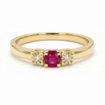 Diamantring i gult gull 14kt med rubin og 0,013 ct TW-Si - COC5000473rub