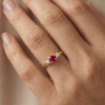 Diamantring i gult gull 14kt med rubin og 0,013 ct TW-Si - COC5000473rub