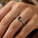 Hvittgullring med granat og diamanter 0.09 ct TW-Si - coc5000733