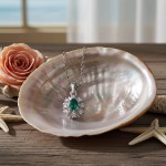 Diamantsmykke med 0,12 ct W-Si og smaragd