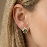 Diamantøredobber i gult gull med 0,16 ct W-SI og smaragd - bur760088