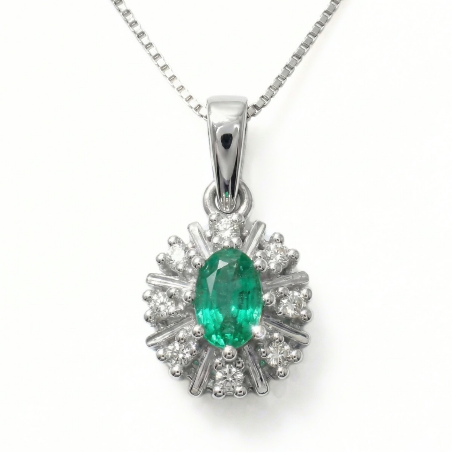 Diamantsmykke med 0,12 ct W-Si og smaragd - bur570057