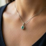 Diamantsmykke med 0,12 ct W-Si og smaragd - bur570057