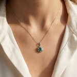 Diamantsmykke med 0,06 ct W-Si og smaragd-27058