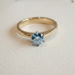 Forlovelesring i gult gull14kt med blå Lab Grown diamant 0,68ct VVS2. Leticia - LG628442823