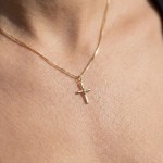 Kors i gull 14kt med 0,015ct W-P - Bur310614